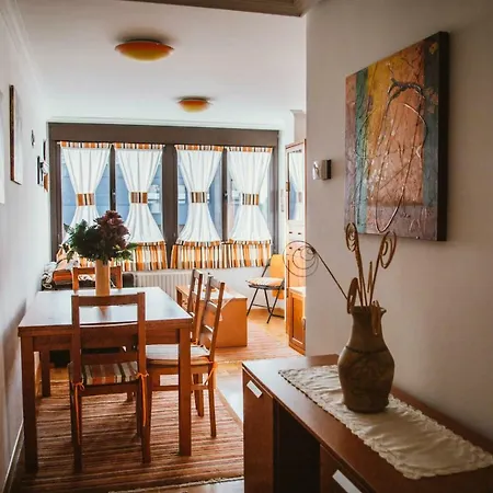 Sirenas, En Apartamento Llanes